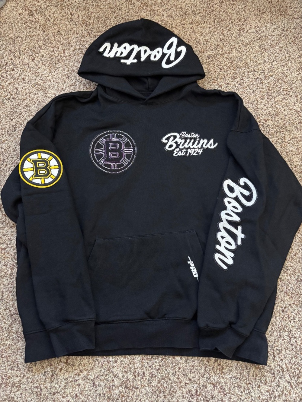 Boston Bruins Pro Standard Men's Black Paint the City Pullover Hoodie